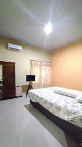 Ένα ή περισσότερα κρεβάτια σε δωμάτιο στο Sadana Villahouse Ngadinegaran