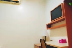 RedDoorz Near Tj Uban Bintan Utara的电视和/或娱乐中心