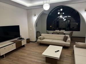 un soggiorno con divano e TV a schermo piatto di Pacis Antakya a Hatay