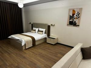 una camera da letto con un letto e un divano di Pacis Antakya a Hatay Altre 26 foto