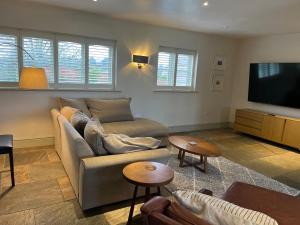TV i/ili multimedijalni sistem u objektu Elmcroft, Large House with Shepherds Hut