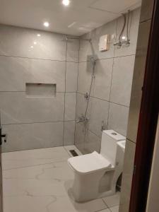 ein Badezimmer mit Toilette und Dusche in der Unterkunft th lagoon in Mayyanād