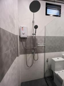 y baño con ducha con mampara de cristal. en Marigold Aonang Resort, en Ao Nang Beach 103 fotos más