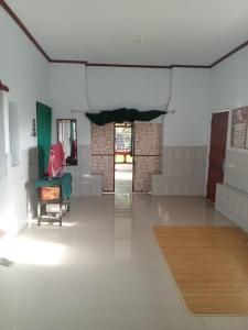 ein Wohnzimmer mit einem grünen Stuhl und einem Tisch in der Unterkunft Farm House , Mountain View, Coffee Vegetable Farm BATU CITY in Tlekung