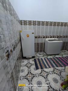 シワにあるAmounのタイル張りの壁、トイレ付きのバスルーム