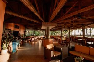 Restaurace v ubytování Polaris Beach and Dive Resort Inc