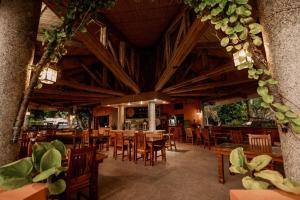 Un restaurant sau alt loc unde se poate mânca la Polaris Beach and Dive Resort Inc