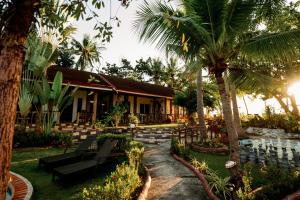 O grădină în afara Polaris Beach and Dive Resort Inc