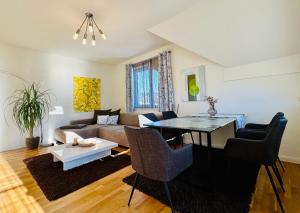 a living room with a couch and a table at Superior-Apartment mit Pool und Seezugang in Velden am Wörthersee