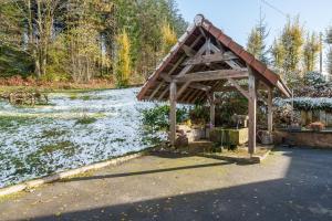 - un kiosque en bois en face d'une rivière dans l'établissement Le Cafranc - Appt en pleine nature, à Le Tholy