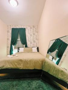 a bedroom with a bed with green carpet and a window at 3 bdrm stay! Trippy King Suite by Dwtwn Nwk in Newark +51 photos