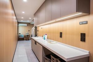 Kuchyň nebo kuchyňský kout v ubytování Mei Gang Hotel