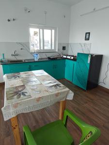 Kuchyň nebo kuchyňský kout v ubytování Abhi's Cottage