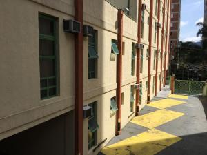 una fila de ventanas en el lateral de un edificio en Trade Hotel Diadema en Diadema