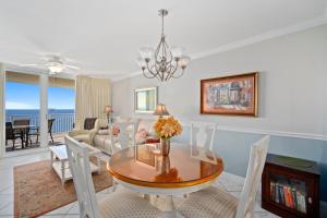 une salle à manger avec une table et un salon dans l'établissement Emerald Beach 2325, à Panama City Beach
