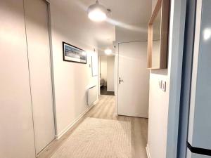 Кухня или мини-кухня в LUMIERE- Appartement Design et Élégant
