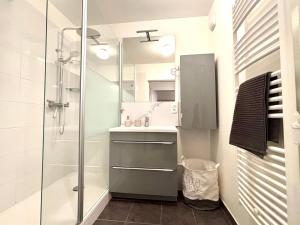 Ванная комната в LUMIERE- Appartement Design et Élégant +8 фотографий