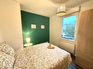 Кровать или кровати в номере LUMIERE- Appartement Design et Élégant