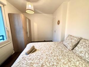 Кровать или кровати в номере LUMIERE- Appartement Design et Élégant