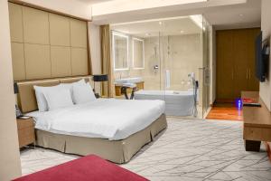 Łóżko lub łóżka w pokoju w obiekcie Millennium Plaza Doha