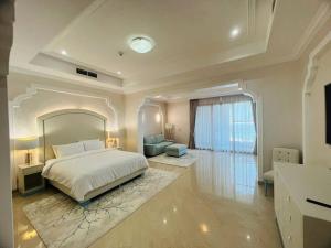 Katil atau katil-katil dalam bilik di I Like Al Hamra Palace - Elite Beach & Golf Resort Private Suites +37 gambar