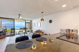 - un salon avec une table et une vue sur l'océan dans l'établissement Perch - Seaside Serenity Kahana Reef 109, à Kahana