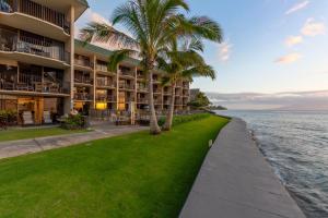 une vue sur l'océan depuis la plage du complexe dans l'établissement Perch - Seaside Serenity Kahana Reef 109, à Kahana