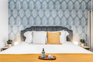 una camera con un letto con una parete blu e bianca di Perch - Maui Vista 3114 a Kihei Altre 27 foto