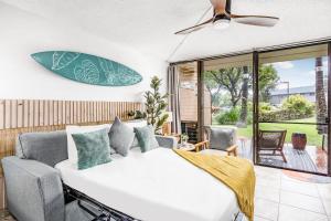 una camera con letto e tavola da surf sul muro di Perch - Maui Vista 3114 a Kihei