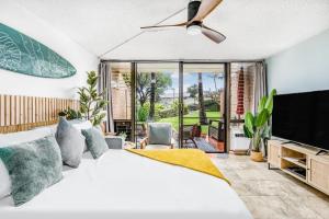 una camera con letto bianco e TV a schermo piatto di Perch - Maui Vista 3114 a Kihei