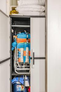 armadio con armadi bianchi e cassetto pieno di vestiti di Perch - Maui Vista 3114 a Kihei