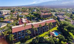 una vista sul tetto di una città con palme e edifici di Perch - Maui Vista 3114 a Kihei