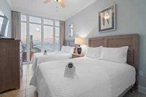 ガルフ・ショアーズにあるPhoenix Gulf Shores 1004のベッドが2つと窓があるホテルの部屋 +42枚の写真