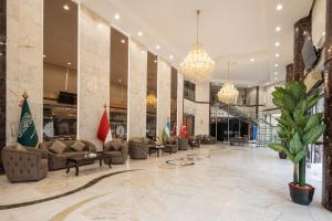 فندق مهد الرسالة 1 في مكة المكرمة: لوبي فيه كنب واعلام في مبنى