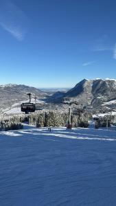 un campo coperto da neve con impianto di risalita di Haus Hochland - Großzügige Alpenwohnung im Dachgeschoss a Bad Kohlgrub