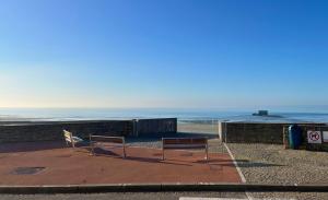 twee banken op een richel met uitzicht op de oceaan bij NID D'OPALE - Le Portel in Le Portel