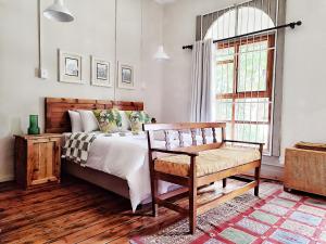 En eller flere senge i et værelse på The Writer's House Cottages