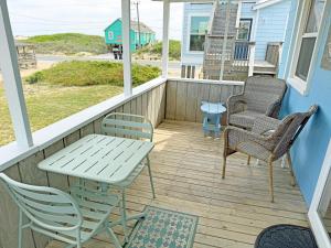 a porch with chairs and a table and a table at KH4300- Weather Station in Kitty Hawk