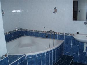 Uma casa de banho em Hotel Alf