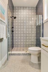 un baño con inodoro y ducha en Stay Awhile, en Pensacola 24 fotos más