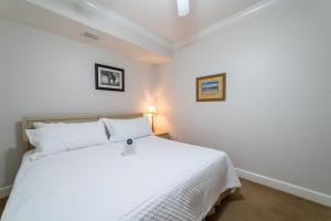 Un dormitorio blanco con una cama con sábanas blancas. en Phoenix on the Bay 1412 by Liquid Life, en Orange Beach 37 fotos más