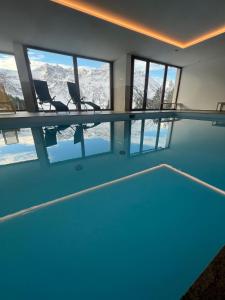 einen Pool mit Bergblick in der Unterkunft Appartment Schröcken in Schröcken