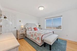 una camera da letto bianca con un letto e una finestra di Perch - West Beach Point a Oak Harbor