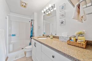 un bagno bianco con lavandino e WC di Perch - West Beach Point a Oak Harbor