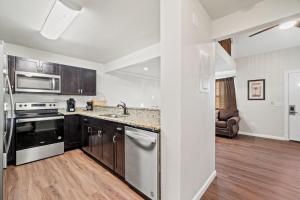 Η κουζίνα ή μικρή κουζίνα στο 5218 Beach Dr A