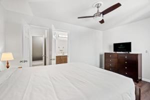 Ένα ή περισσότερα κρεβάτια σε δωμάτιο στο 5218 Beach Dr A