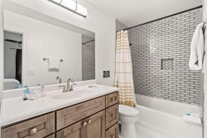 Ένα μπάνιο στο 5218 Beach Dr A +14 φωτογραφίες