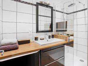 卡尔卡松Vue imprenable cité Carcassonne - 4 personnes的浴室里有洗手池和镜子 更多11张照片