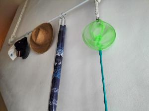 a hat and a green glass object on a wall at CASA MARINERA ALCOSSEBRE in Alcossebre