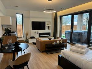 TV a/nebo společenská místnost v ubytování Hello Pilis Apartments